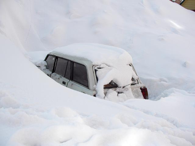 И, конечно, же снег. Он в Шерегеше везде. Проезд по некоторым улицам напоминает движение в туннеле без крыши. Фантастика