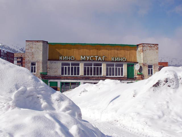 И, конечно, же снег. Он в Шерегеше везде. Проезд по некоторым улицам напоминает движение в туннеле без крыши. Фантастика